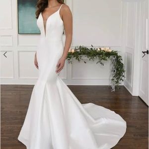 Pre-owned.Essence of Australia Enola Gown